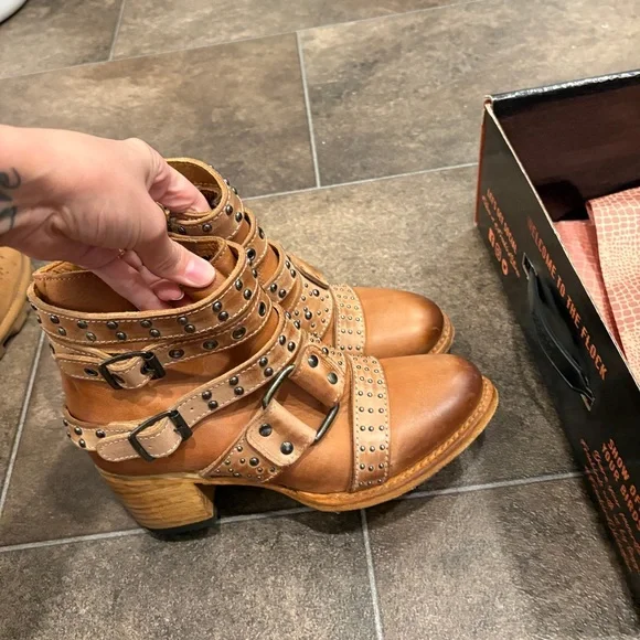 Freebird slayer Tan Ankle Boots with Brogue Detailing - Picture 3 of 4